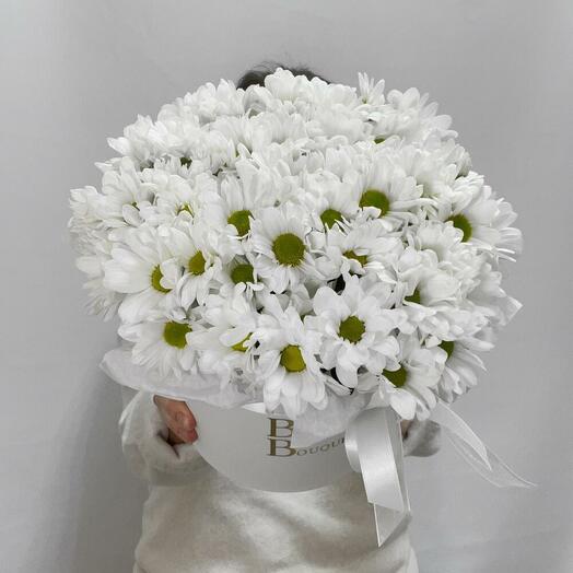 Композиция из хризантем в коробке