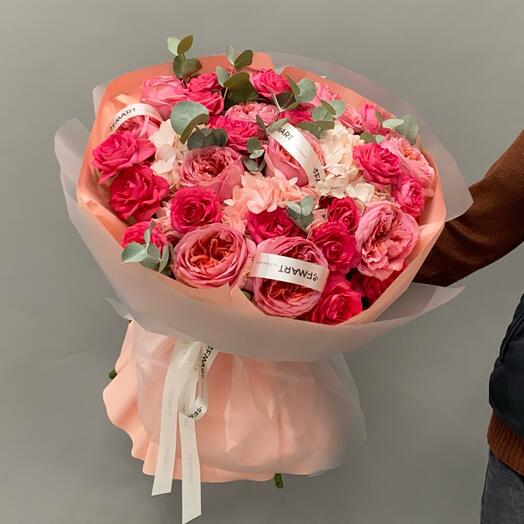 Авторский букет гигант с пионовидной розой, гортензией, кустовой розой и эвкалиптом