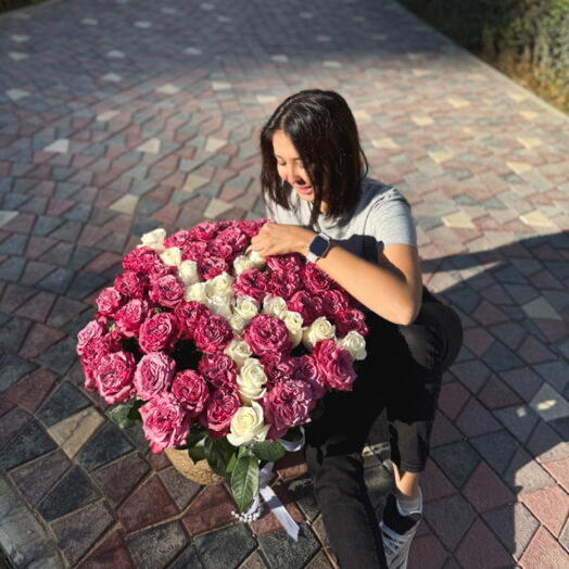 WOW композиция из эквадорских роз с буквой или сердцем в плетеном кашпо