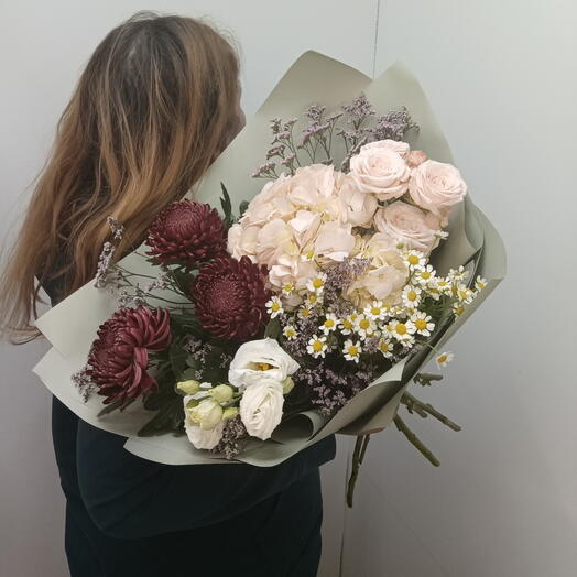 Букетик начальнику хризантем, гортензии, лимониум, эустома, ромашка кустовая, роза кустовая