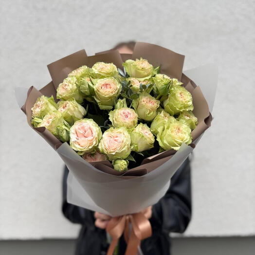 7 кустовых роз в оформлении 💕💐