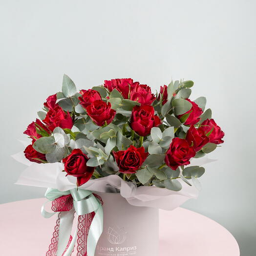 Композиция из роз Мадам Рэд с эвкалиптом (25 шт)