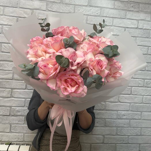 Букет из французских роз и эвкалипт