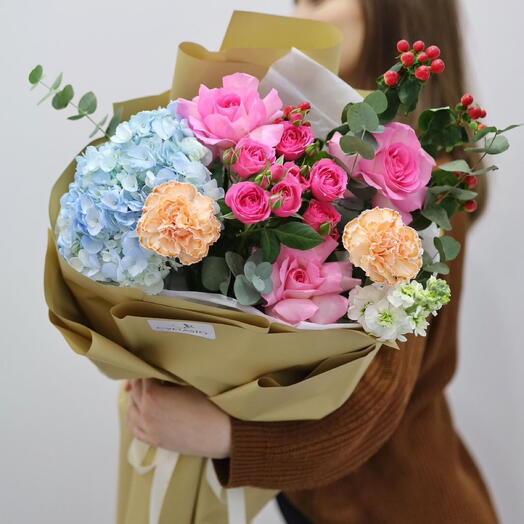 Средний сборный букет с богатым составом