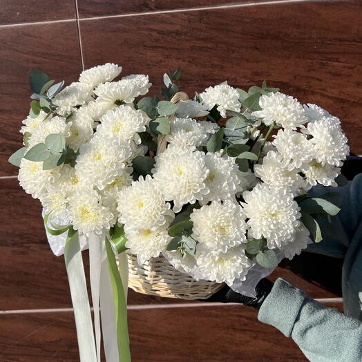 Воздушная корзина из кустовой хризантемы и эвкаипта