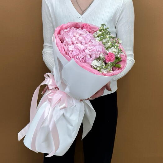 Авторский букет с гортензией и маттиолой