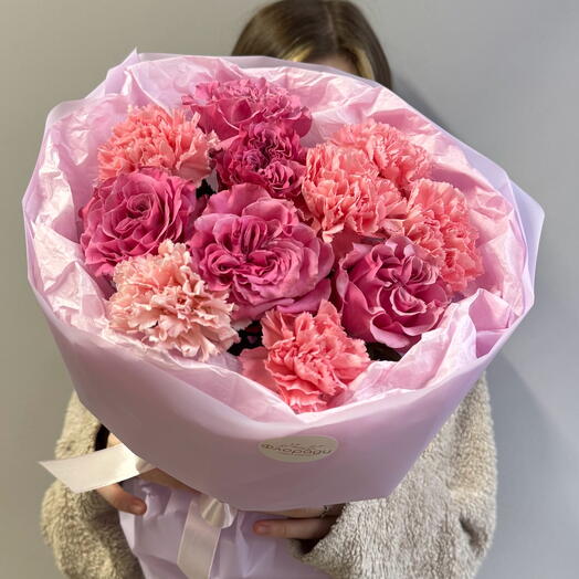 Букет «Ажурный» пионовидные розы и диантусы