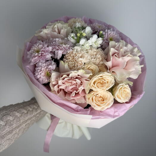 Яркий букет кустовая пионовидная роза, маттиола , французская роза