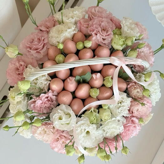 Корзина из клубники в шоколаде с эустомами
