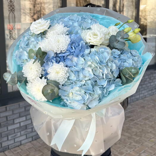 Нежный букет из гортензии в оформлении