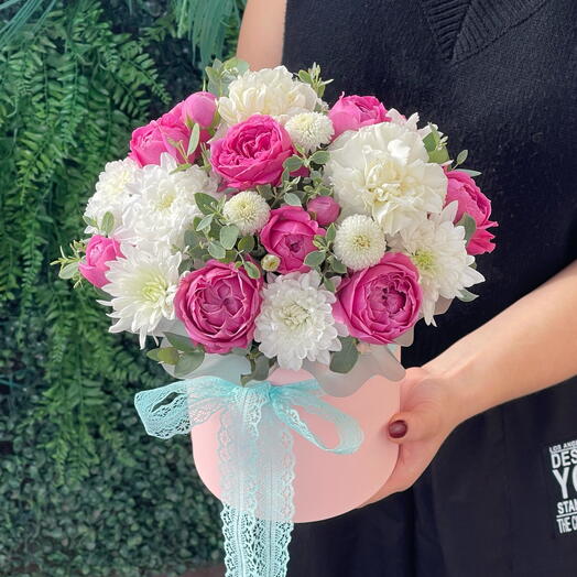 Кустовая роза и хризантема в коробочке «Шарм»