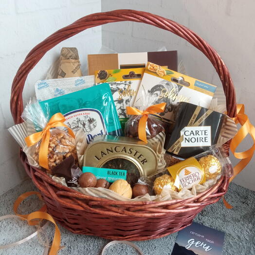 Съедобная корзина подарок орехи сыр чай кофе