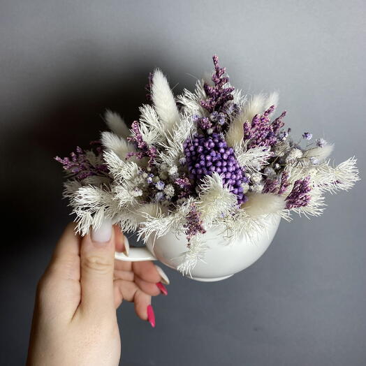 Композиция из сухоцветов в чаше в белых и фиолетовых оттенках