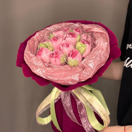 Розовый букет из зефира в форме тюльпанов