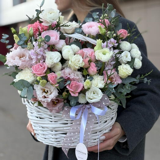Корзина с цветами «Ранункулюс и Розы»