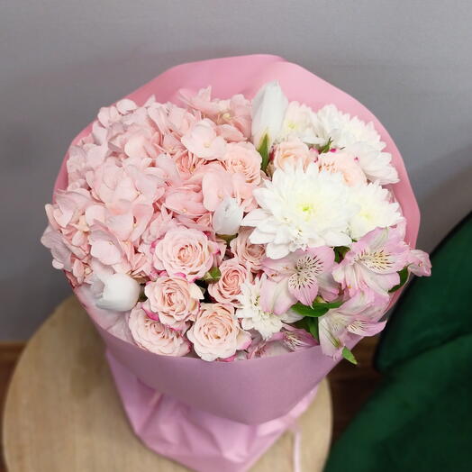 Нежный букет для любимой с гортензией и ирисами