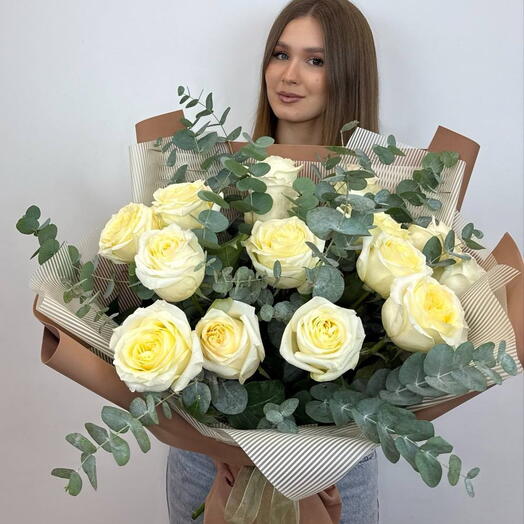Букет из 15 кремовых роз с эвкалиптом