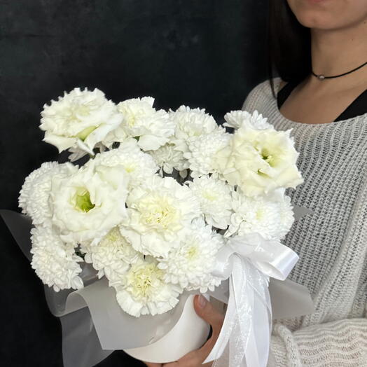 Нежная коробка с хризантемой и эустомой