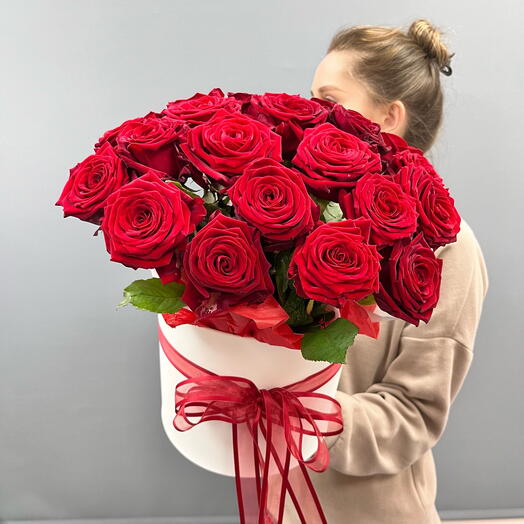 Композиция в коробке из 25 красных роз