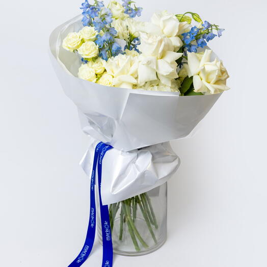 Moonwave - szarkaláb, fehér francia rózsák, sprayrózsák, fehér liziantuszok, fehér hortenzia