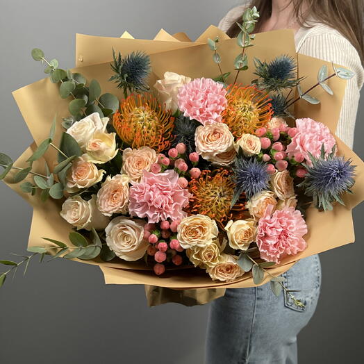 Необыкновенный букет из кустовой и одноголовой розы с экзотикой (39-0045)