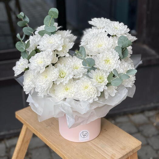 Белоснежная коробка хризантем Балтика и эвкалипт