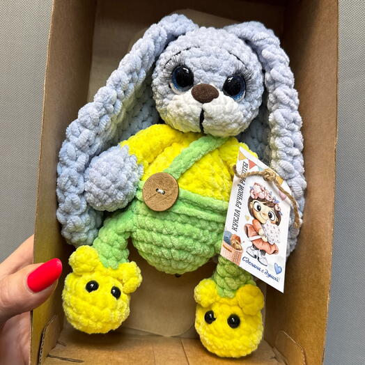 Кролик ручной работы в комбинезоне в подарочной упаковке