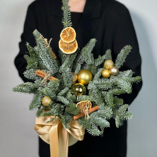 Композиция GF с елью, корицей, апельсинами и шарами