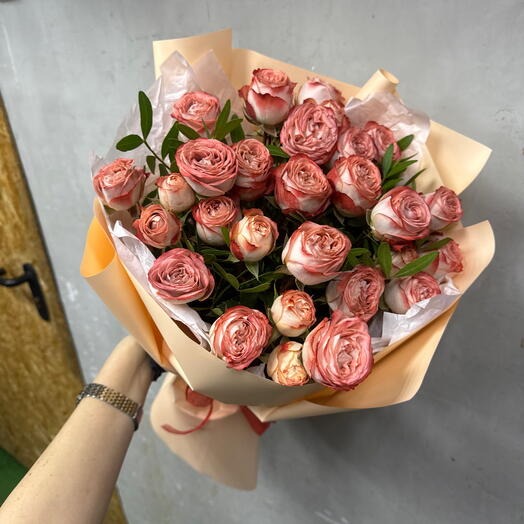 5 пионовидных кустовых роз и писташь