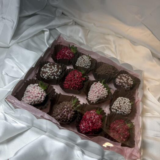 Коробка из 12 клубничек в бельгийском шоколаде Callebaut