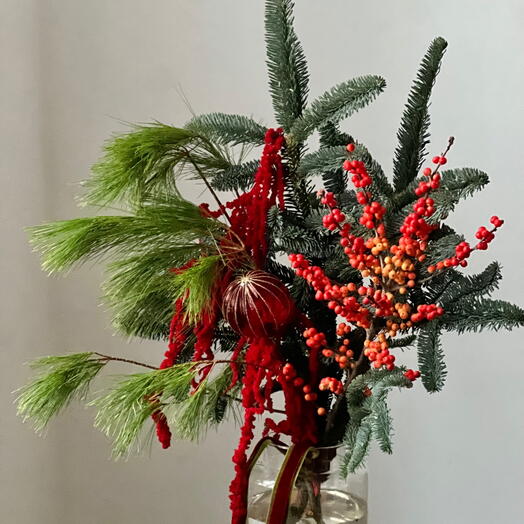 Зимний букет / хвойный букет из нобилиса, сосны, ветки илекса и красного амаранта