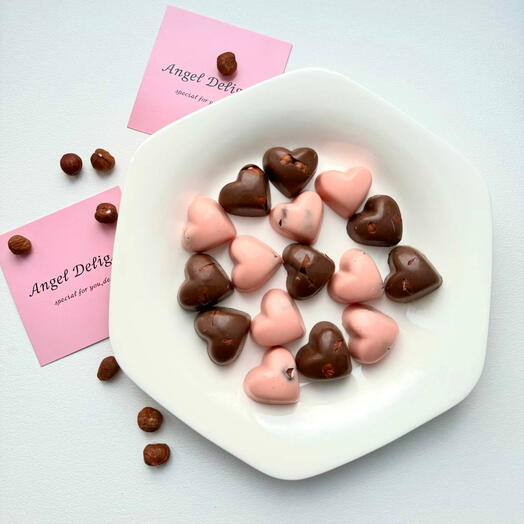 Набор шоколданых конфет ручной работыс фундуком "Love"