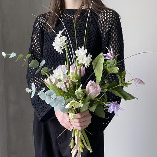 Весенний букет «Шафран и табак»: пион тюльпаны, нарциссы, клематис, морозник и эвкалипт