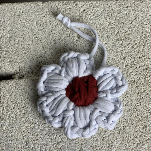 Белый вязанный цветок обвес