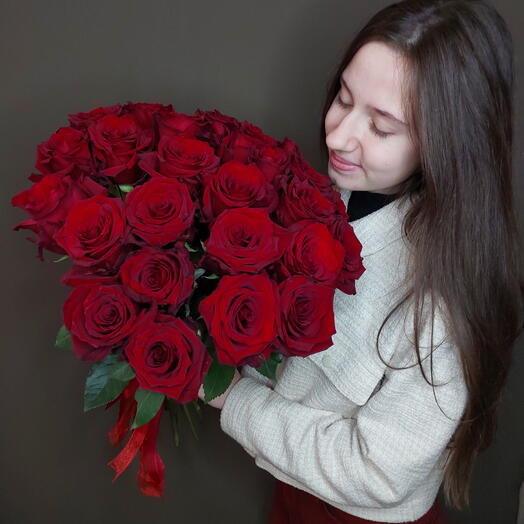 25 красных роз с лентой