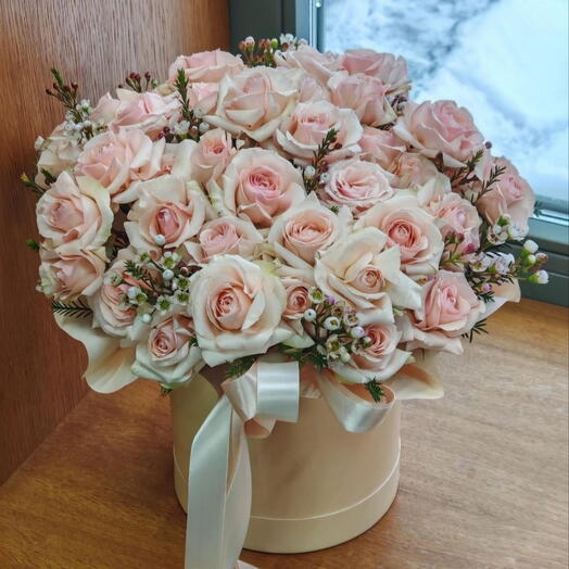 Нежная французская кустовая роза в коробке