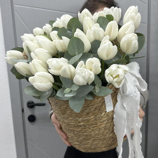 Белые Тюльпаны в корзине