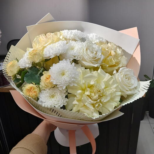 Букет с белыми французскими розами