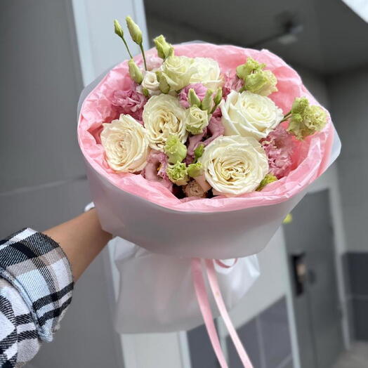 Букет из белых роз и розовой эустомы