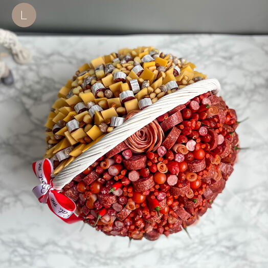 Корзина инь-янь с сыром и колбасами