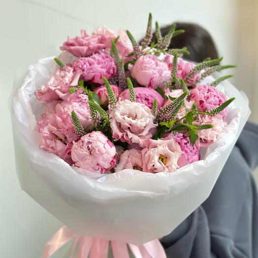 Авторский круглый букет с пионами, эустомой и вероникой