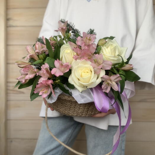 Альстромерии и розы, пышный букет в корзине ручной работы