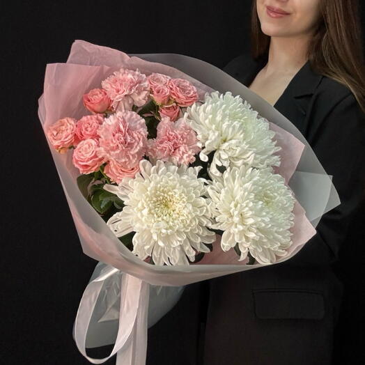 Букет из хризантем, кустовых роз и диантусов (сб 054)