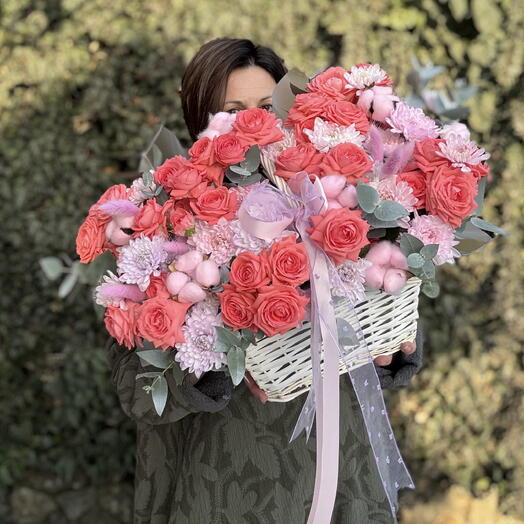 Корзина с кустовой розовой розой, нежной хризантемой, хлопком и лагурусом🌸