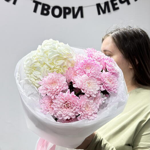 Букет из розовых хризантем и белой гортензии