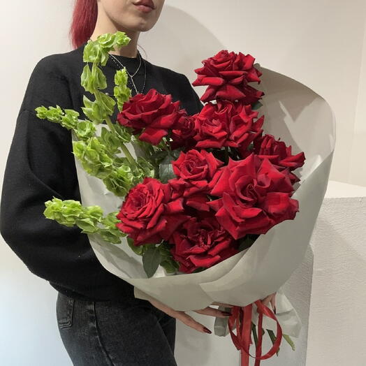 Яркий букет из Французской розы и Молюцелы