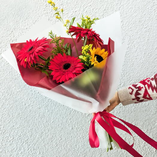 Red gerberas and sunflower