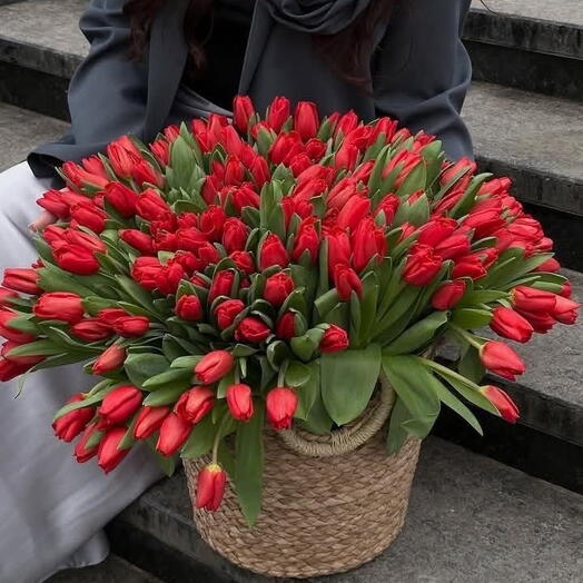 Корзина с цветами тюльпан 101 шт