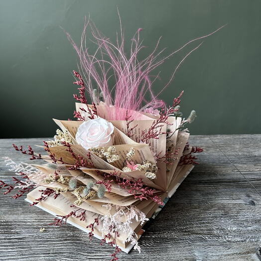 Букет-композиция из стабилизированной розы и сухоцветов «Снежная королева»