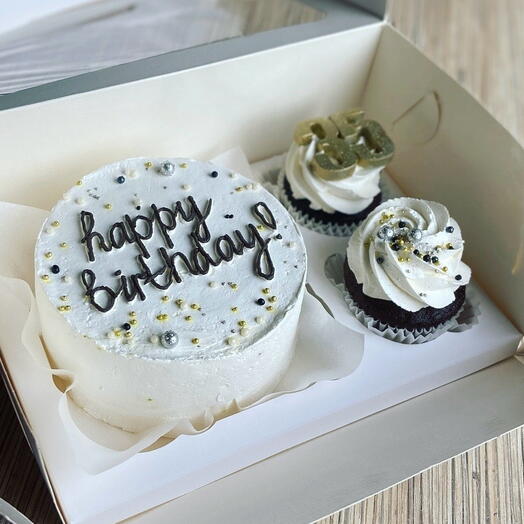 Бенто средний + 2 капкейка на день рождения